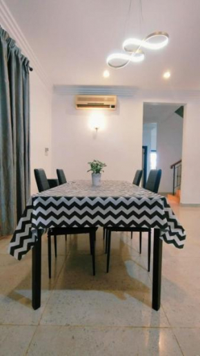 Trendy Family Pool Villa - PS4 , BBQ , POOL TABLE , SWIMMING POOL & 5 MINS TO BEACH